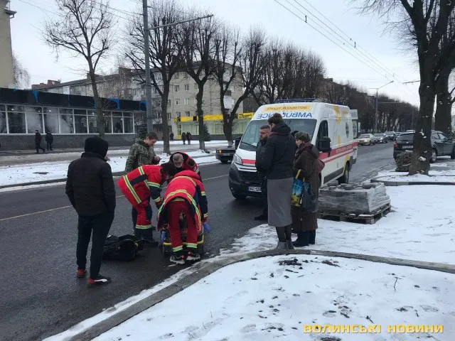 У Луцьку аварія на переході: збили молоду дівчину (фото, відео)