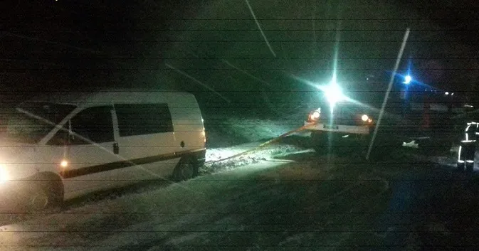 На Волині 11 людей на трьох авто застрягли у кюветі (фото, відео)