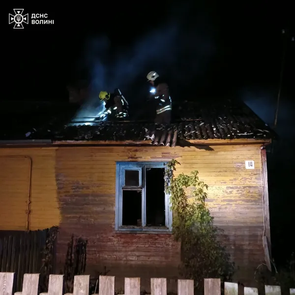 Необережне куріння і замикання електромережі: на Волині горіли три будинки (фото)