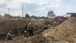 Обвалилася траншея: у Луцьку двох людей засипало землею (фото, відео)