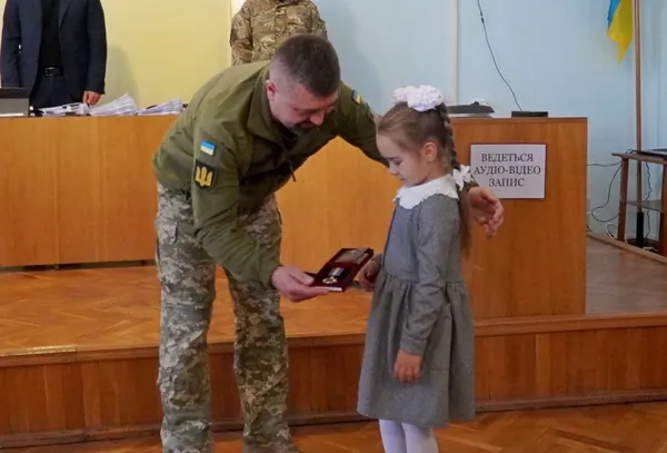 «Ми в боргу перед кожним Героєм»: на Волині родинам загиблих захисників вручили нагороди (фото)