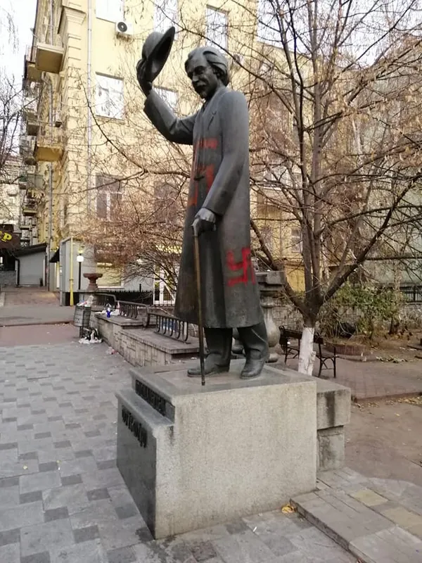 Намалювали свастику: у Києві осквернили пам'ятник єврейському письменнику (фото)