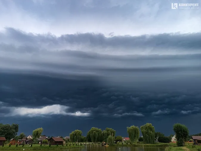 Грізно нависло: показали небо у Ківерцях перед грозою (фото)