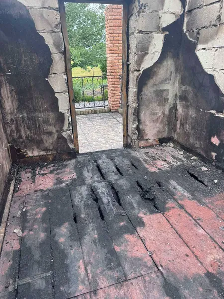 На Волині від удару блискавки згорів будинок медика «швидкої» (фото)