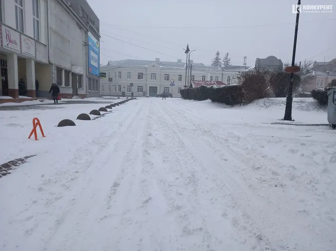 Люті зими повертаються: Луцьк замело снігом (фото)