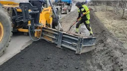 На Волині розчищають узбіччя важливих доріг: для чого (фото)