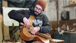 Скрипка-довбанка, волинська ліра і ріжок: лучанин у гаражі робить музичні інструменти (фото, відео)