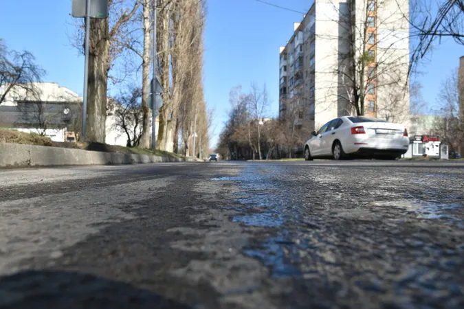 Луцьк чистять від накопиченого за зиму бруду (фото)