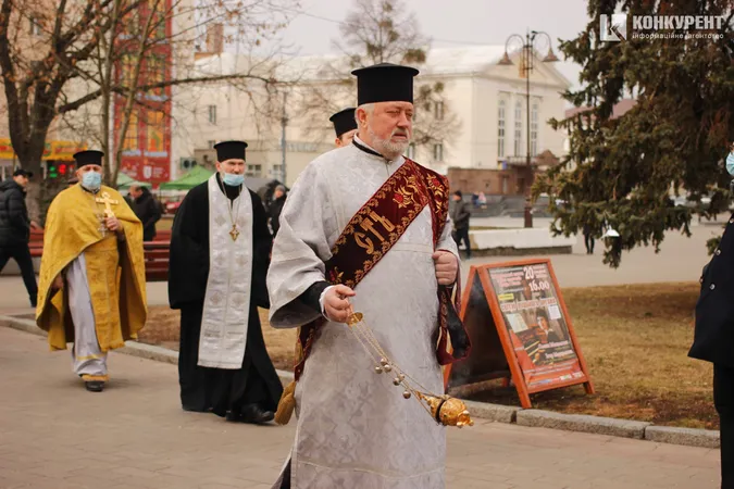 Квіти та сотні людей: у Луцьку вшанували пам'ять героїв Небесної Сотні (фото, відео)