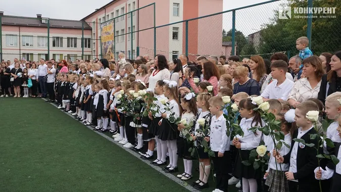 1 вересня у луцькій школі №9: як це було (фоторепортаж)