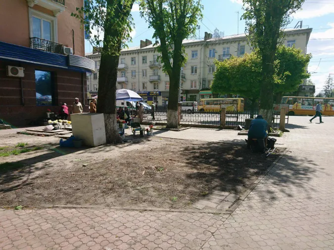 З квіткового ринку в центрі Луцька пішли майже всі (фотофакт)