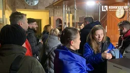 У Луцьку не пускають активістів в приміщення міської ради (фото)