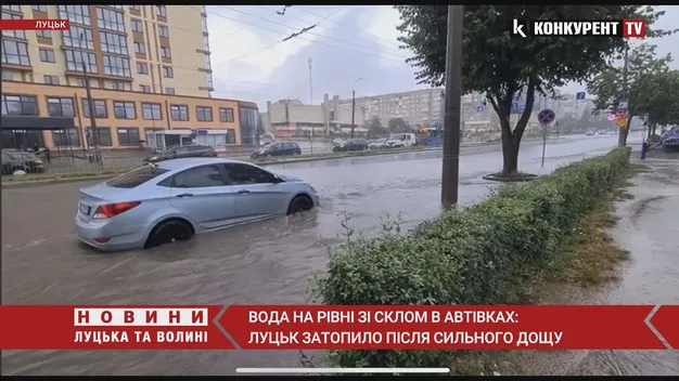 У Луцьку – злива: затопило вулиці, на в'їзді в місто – затори (відео)