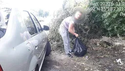 Застукали на гарячому: жителі Рованців підкидав сміття на узбіччя Луцька (ФОТО)