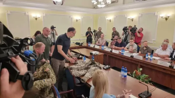 Денис Шарапов демонструє куртку з комплекту