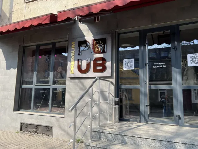 Пропрацював 2 місяці: продають популярний паб у центрі Луцька (фото)
