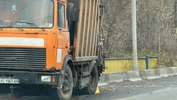 На рованцівському мості у Луцьку цілу ніч стояв зламаний сміттєвоз (фото)