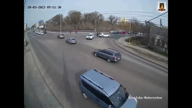 У Луцьку на перехресті не поділили дорогу Mercedes і Skoda (відео)