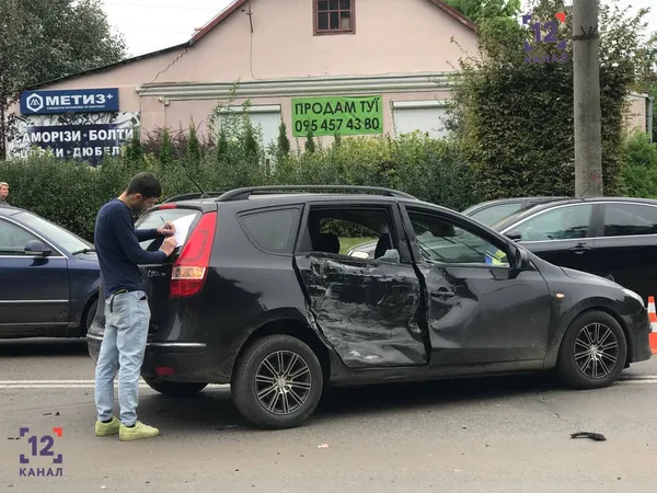 З авто вибіг чоловік і втік: у Луцьку на Відродження сталася аварія (фото)