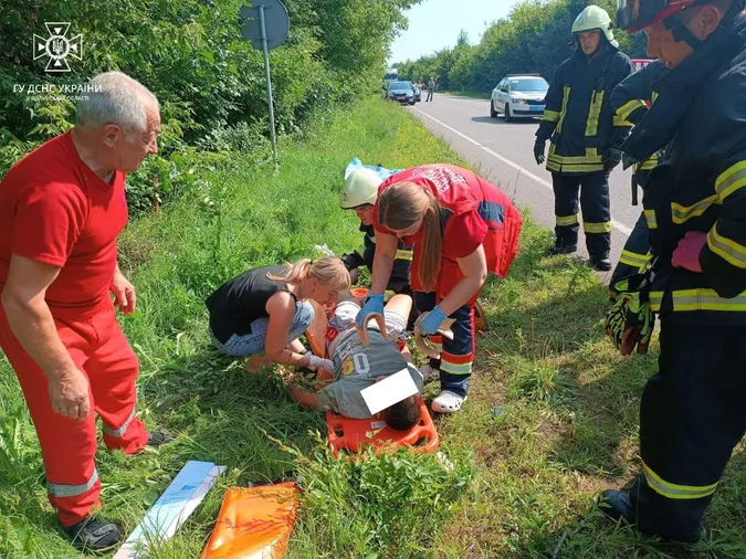 Одна – в кареті швидкої, інша – в лікарні: внаслідок ДТП біля Чарукова померли ще дві людини (фото, відео)
