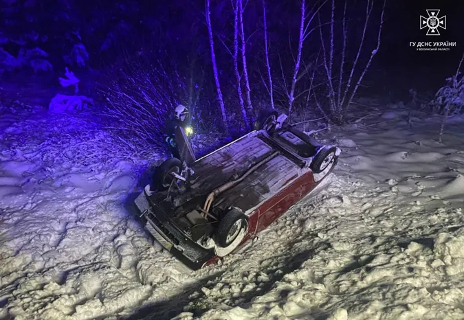 Вночі на «варшавці» автівка злетіла у кювет і перекинулась на дах (фото, відео)