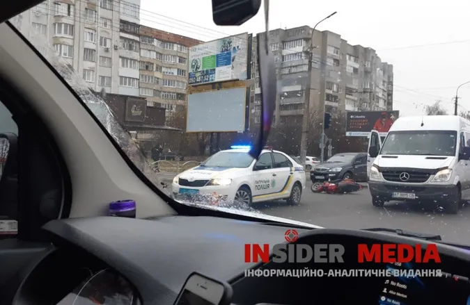 У Луцьку біля ПортCity мотоцикл врізався в бус (фото, відео)