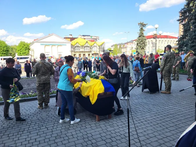 У Ковелі попрощалися із загиблим снайпером Максимом Ткачуком (фото)