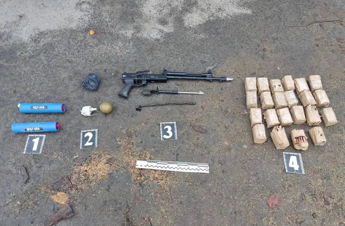 У волинянина, який возив допомогу на Схід, в бусі знайшли зброю і боєприпаси (фото)
