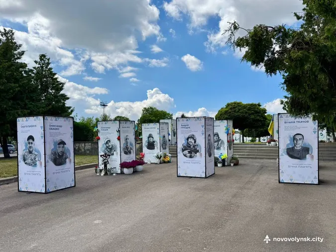 На Алеї Героїв у Нововолинську з'явилося ще 12 портретів (фото)