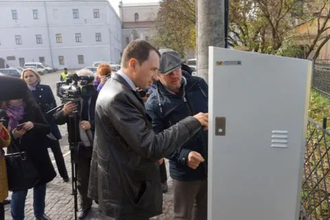 У центрі Луцька демонтують паркомат, який так і не запрацював