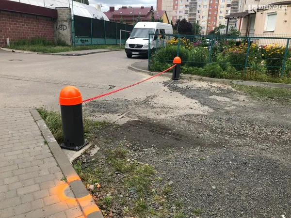Ланцюг розбрату: як два ОСББ у Луцьку побили горшки через стоянку (ФОТО)