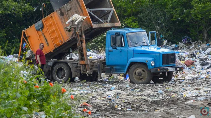 У Горохівському районі громади не можуть дійти згоди і викидають сміття в поле (фото відео)