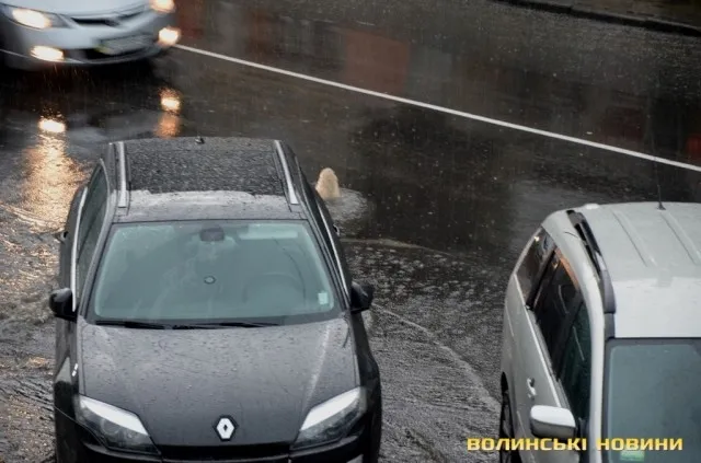 У Луцьку на вулиці прорвалися фонтани (фото, відео)