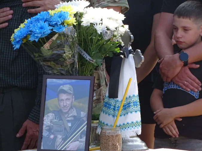 Без батька лишилися двоє синочків: на Волині попрощалися з воїном Максимом Оксентюком (фото)