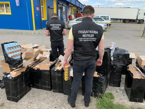 Поштою на Схід: волинянин хотів відправити 37 ящиків фальсифікованих сигарок (фото)