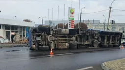 Перекинута вантажівка на Дубнівському перехресті в Луцьку: повідомили деталі ДТП