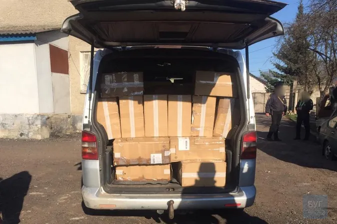 У бусі, який наїхав на поліцейського у Володимирі, знайшли контрабанду (фото)