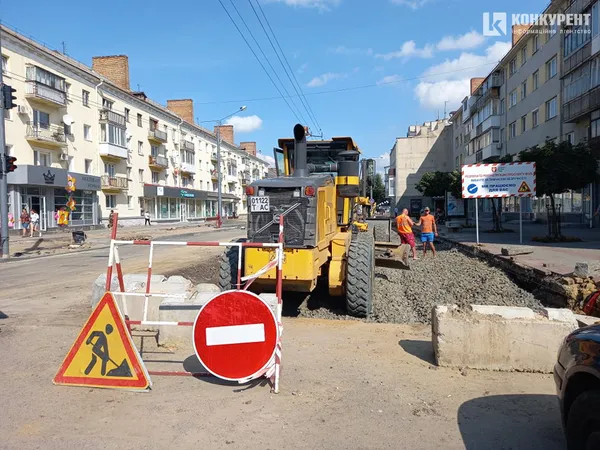 Замінюють мережі: що коїться на проспекті Волі (фото)