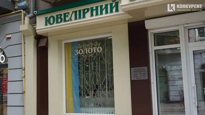 У День прапора лучани вбрались у сорочки, а будинки прикрасили стягами (фото)