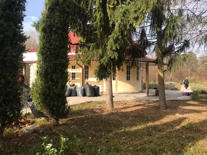 До молодіжного центру Луцька проклали стежку з дерева (фото)