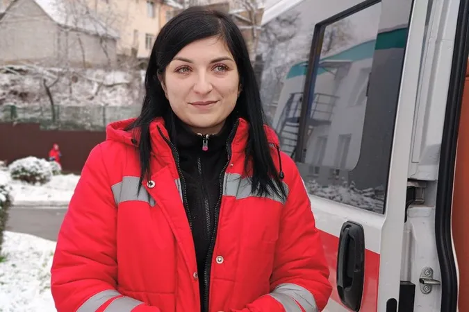 Виросла у «швидкій»: один день з роботи фельдшерки з Луцька (відео)