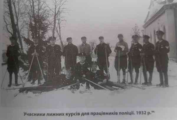 На лижах, верхи, на велосипедах: луцькі поліцейські минулого століття (фото)