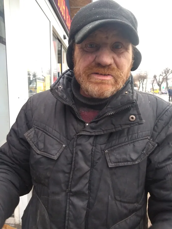Кава – щоб зігрітись, горілка – щоб забути: як живеться луцькому безхатькові (фото)