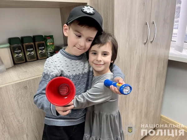 У Луцьку на Миколая дітям загиблого поліцейського вручили ключі до нової оселі (відео)