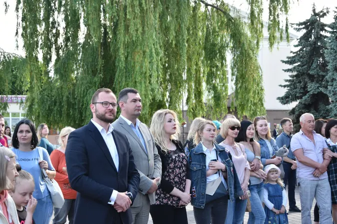 Живі скульптури та оркестр між вогнями: Луцьк провів весну музично й театрально