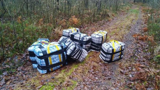 «Застукали»: на Волині пачкарі покинули товар і втекли (фото)