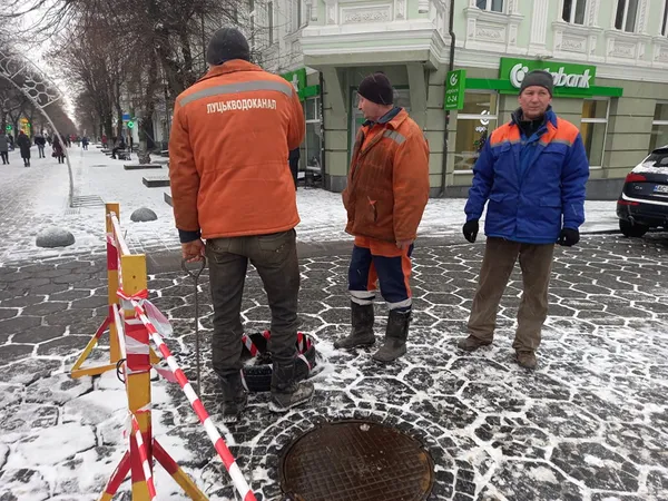 Центр Луцька йде під землю: комунальники не могли вирішити, хто ліквідує провалля (фото)