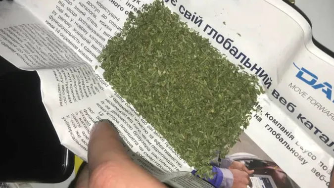 Мали при собі наркотики: у Луцьку патрульні затримали двох підозрілих людей (відео)
