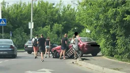 У Луцьку на кільці Набережна-Шевченка авто знесло огорожу (фото)