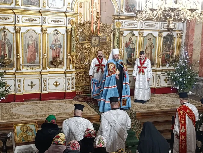 Молитви і колядки: у луцькому соборі Святої Трійці провели різдвяну службу (фото)